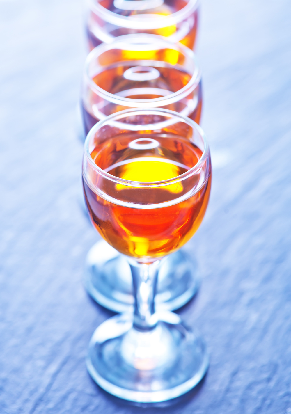 黑桌上的眼鏡與酒精飲料 一場(chǎng)微醺的視覺邂逅